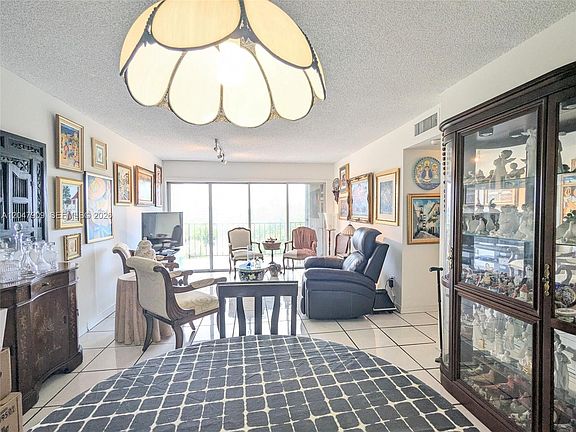 4th image of 9140 Fontainebleau Blvd APT 504