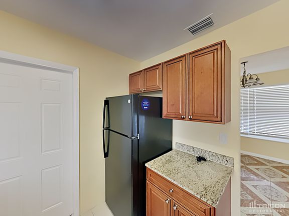5th image of 2400 Pinetree Dr