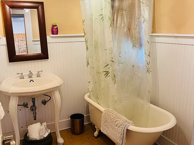 147 E Chestnut St #8 — Photo 4