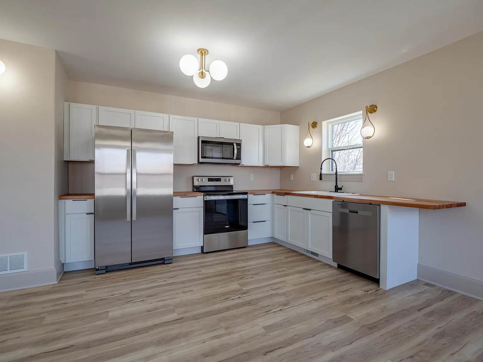 3 bed, 995 sqft, $1,895 — Photo 3