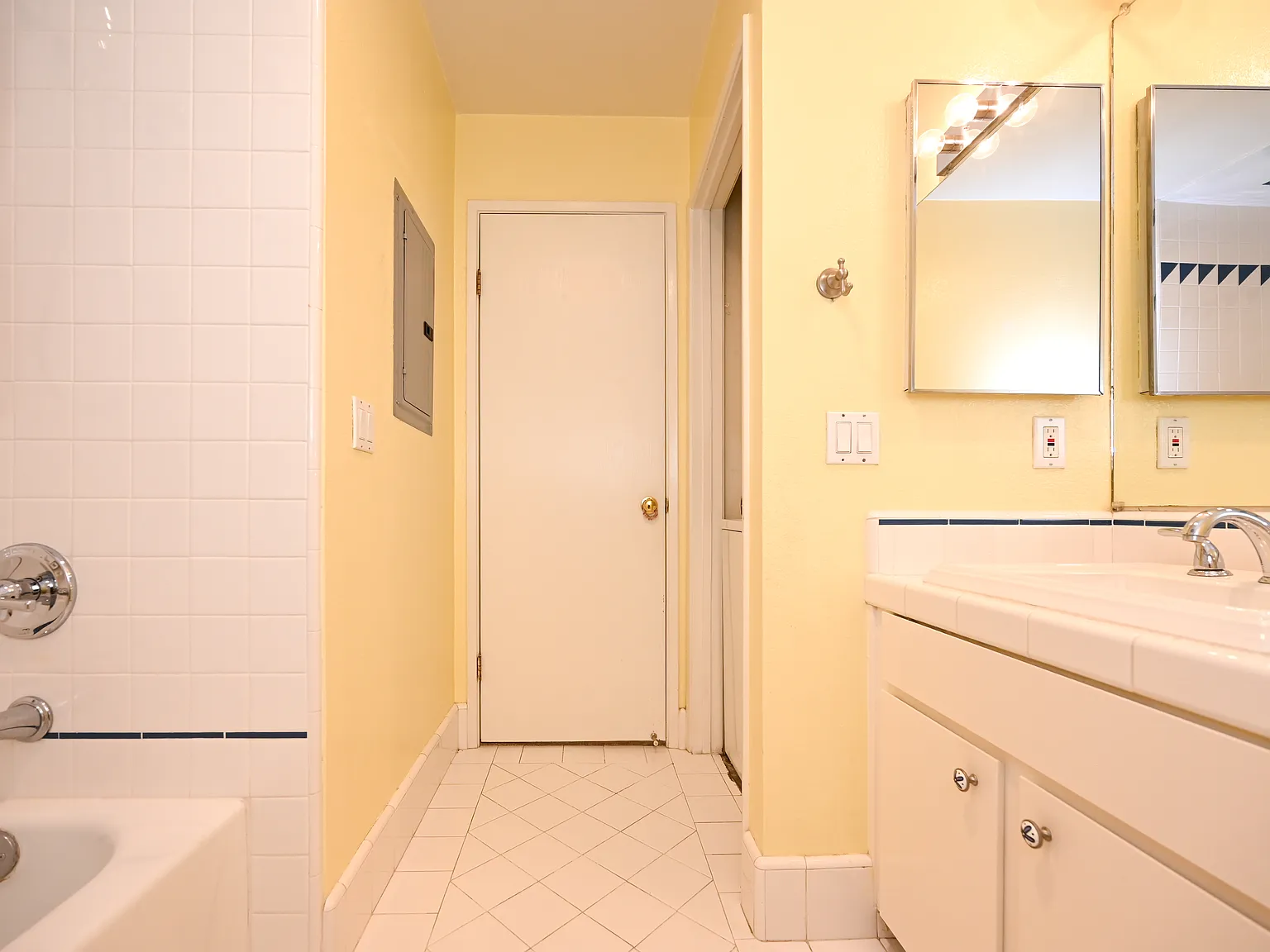 2 bed, 920 sqft, $3,700 — Photo 3