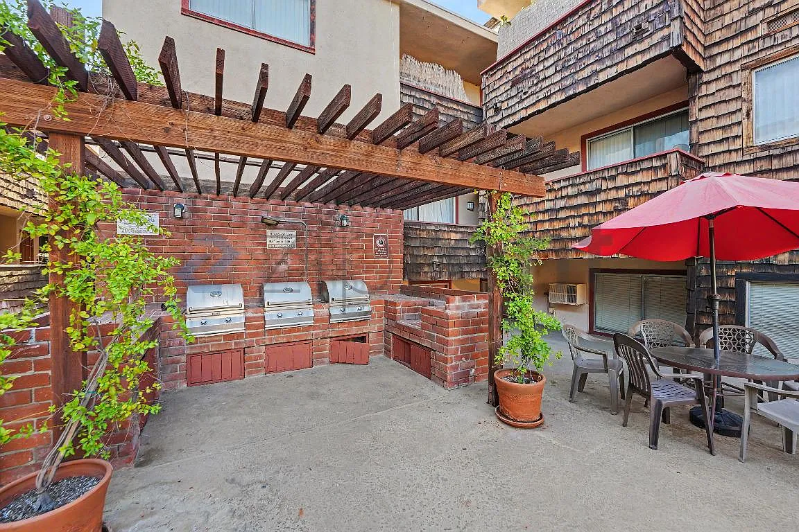 2 bed, 1111 sqft, $2,600 — Photo 3