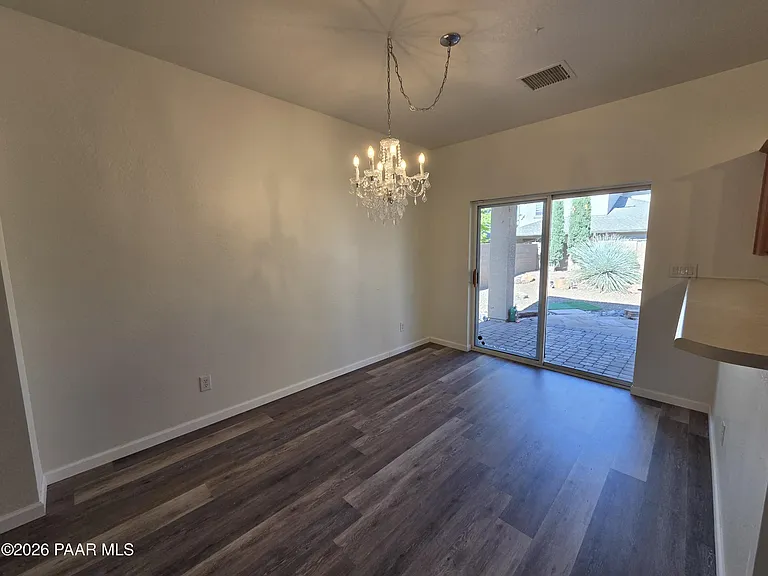 556 N Robles St — Photo 8