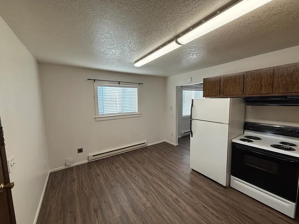Building Photo - 917 7th Ave W #A