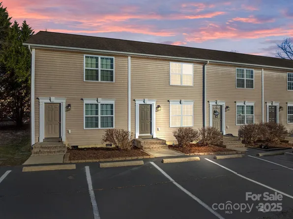 2 Meadow Glen Ct, Fletcher, NC 28732