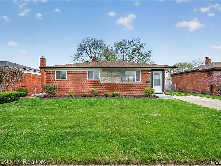 30428 Iroquois Dr — Photo 1