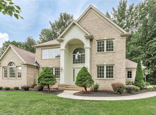 39250 Lochmoor Dr, Solon, OH 44139