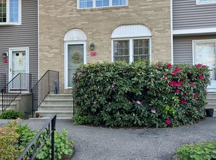 17 Oakwood Cir APT 5, Goffstown, NH 03045