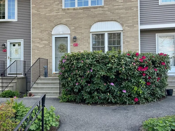 17 Oakwood Circle #5, Goffstown, NH 03045