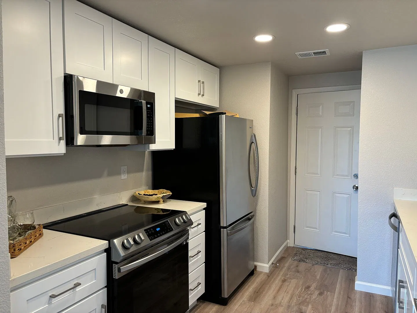Fantastic Discovery Bay Remodel! Top To Bottom, New Floors, New Paint, New Counters, New Windows,... — Photo 3