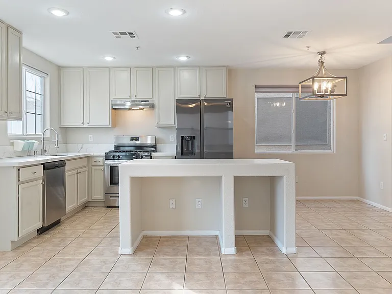 3211 Sunrise Cove Ave — Photo 6