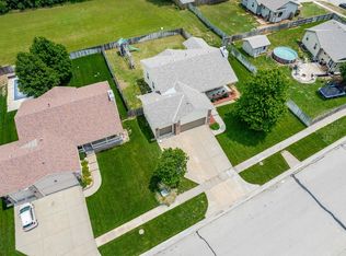 1936 N Country Walk Ln, Mulvane, KS 67110