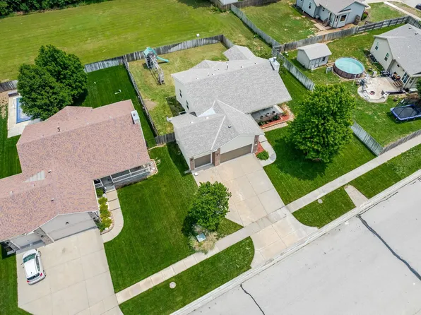 1936 N Country Walk Ln, Mulvane, KS 67110