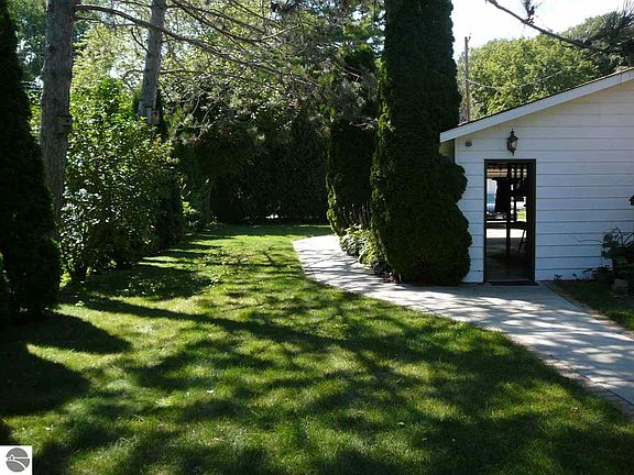 3rd image of 2213 Douglas Dr