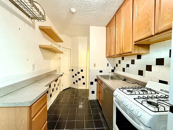 3rd image of 26 Chiswick Rd APT 6