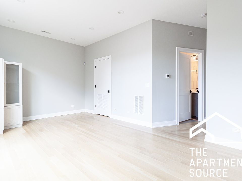 1st image of 1050.5 W Cornelia Ave #2