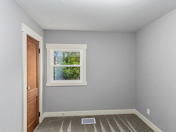 3rd image of 1344 Hollywood St NE