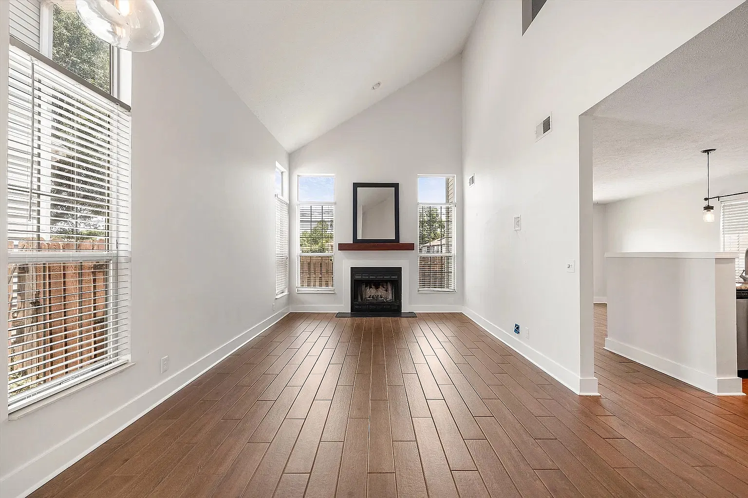 515 Selsey Ct S — Photo 4