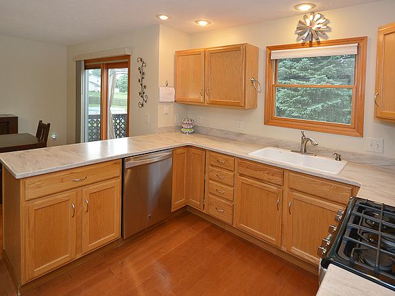 4th image of 7044 Jamaica Ln