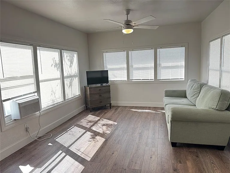 102 Laureti Ln — Photo 4