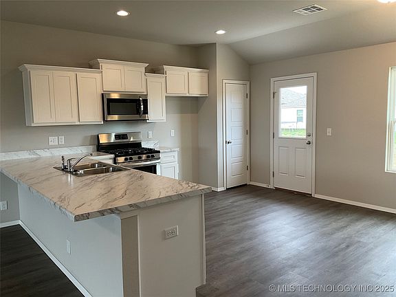5th image of 1100 Raven Dr