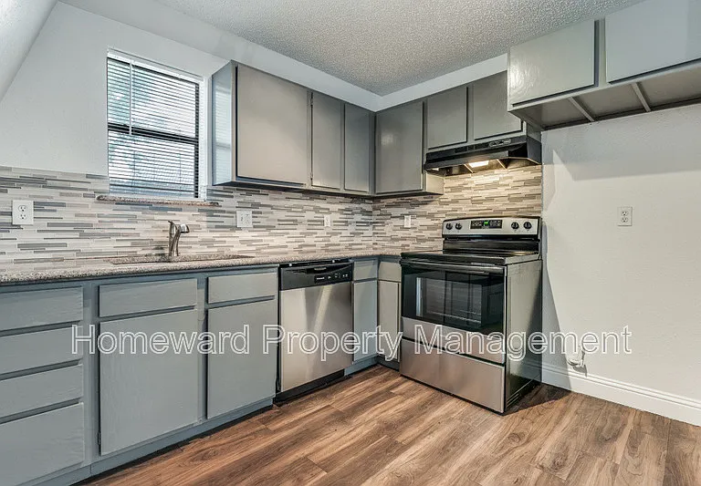 809 E Pioneer Dr — Photo 5
