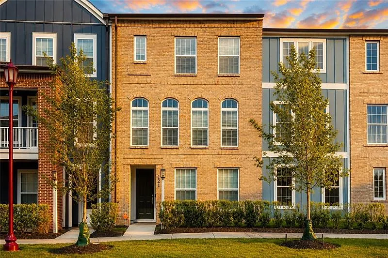 121 E Main St