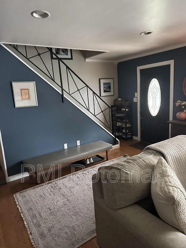 4 bed, 2.0 bath, 1980 sqft, $3,300 — Photo 2