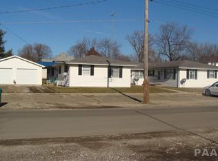 319 W Fort St, Farmington, IL 61531