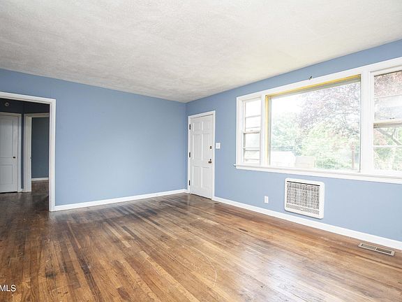5th image of 327 S Castle St