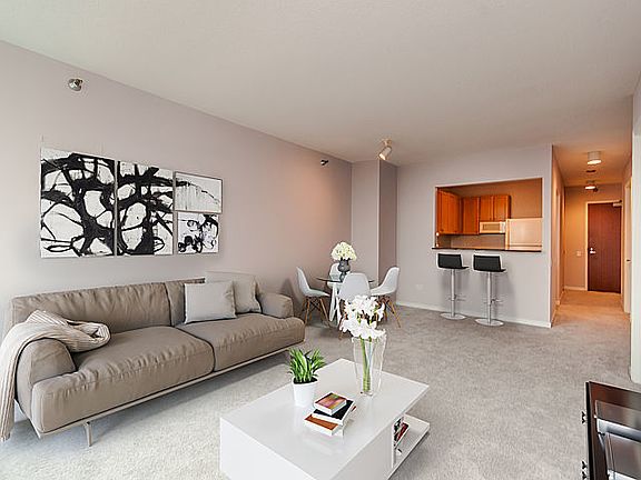 4th image of 400 N La Salle Dr APT 1609