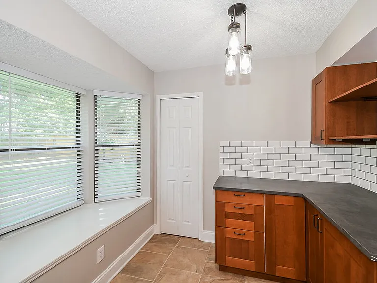 6020 Pine Ave — Photo 7