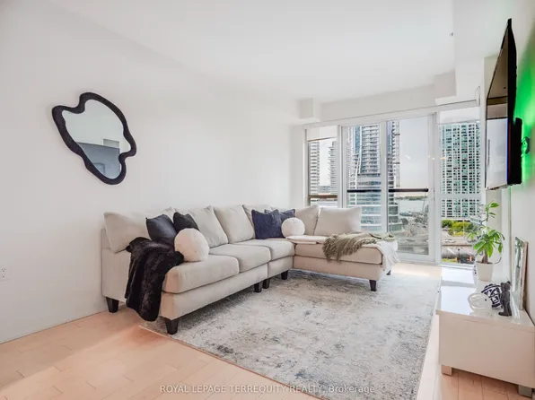 1 The Esplanade #1009, Toronto, ON M5E 0A8