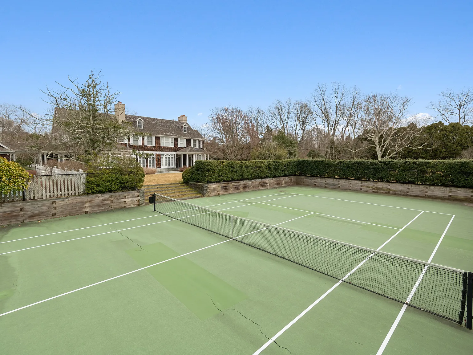 Elegant Home in the Southampton Estate Section — Photo 2