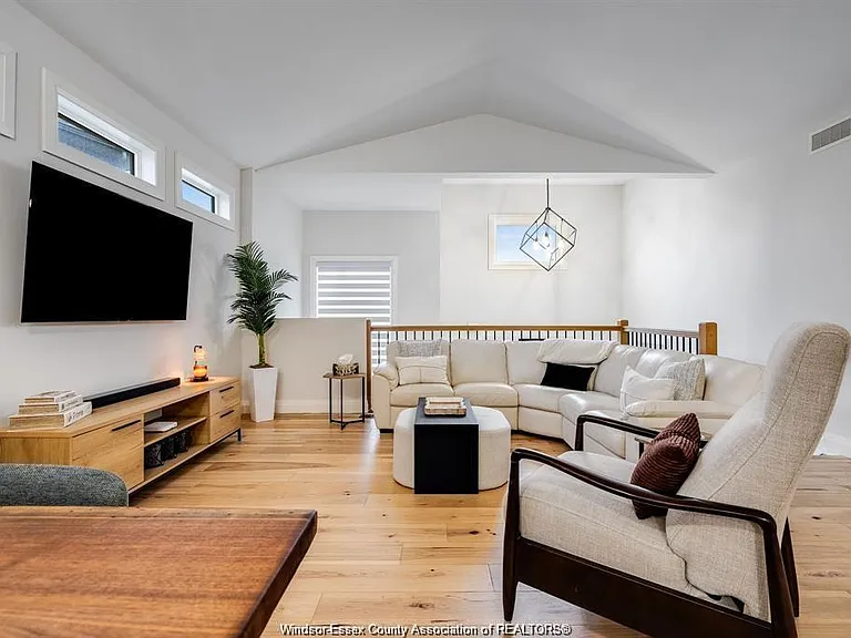 241 Robinson Ave #UPPER — Photo 4