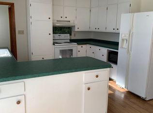 910 S 17th St, Grand Forks, ND 58201