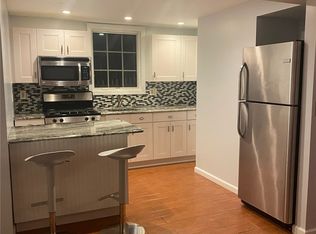 24 Maple Ct, Bay Shore, NY 11706