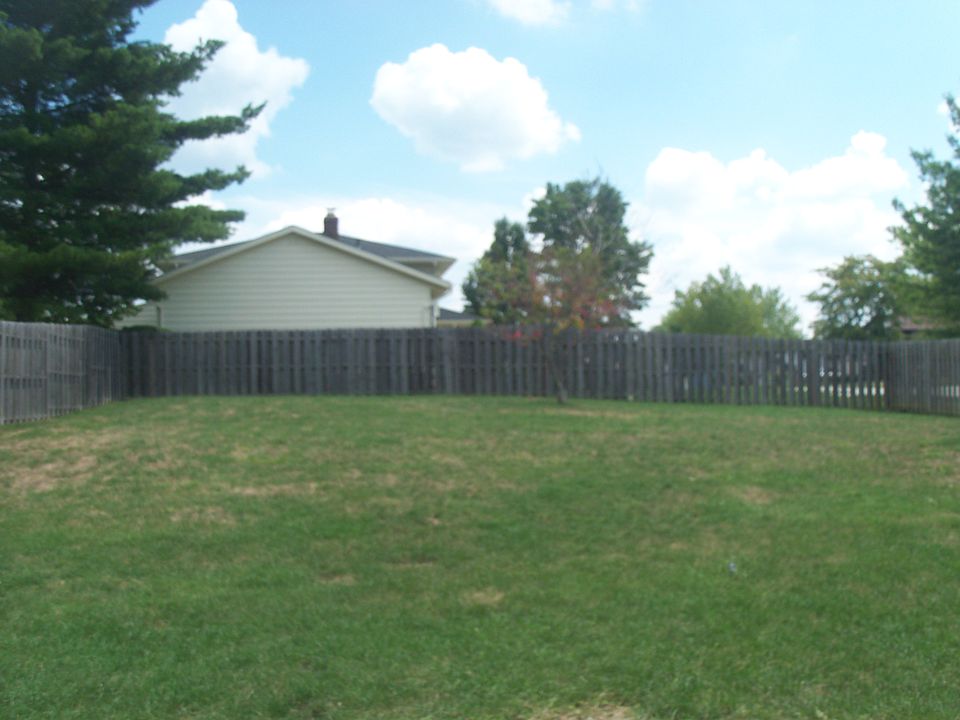 Fenced back yard w/patio