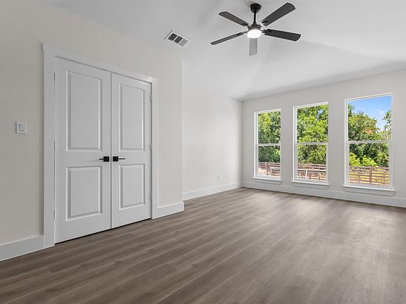 5th image of 5000 Edgewater Dr