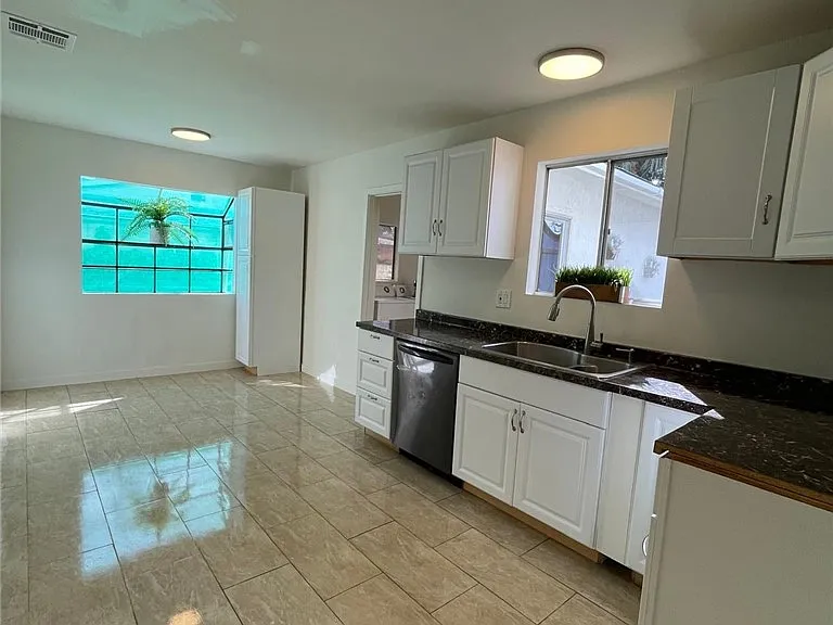 7359 Amestoy Ave — Photo 14