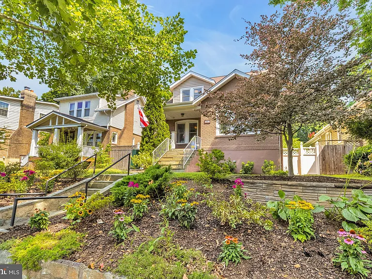 821 Elder St NW — Photo 2