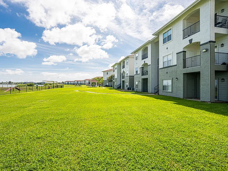 Baypoint Apartments — Photo 37