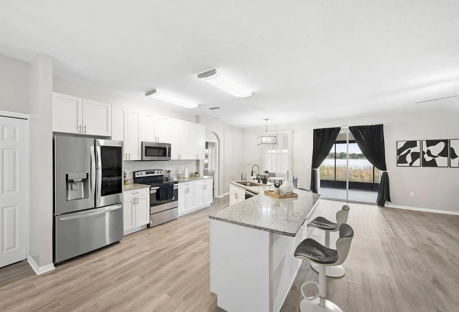 4 bed, 2.0 bath, 1726 sqft, $806 — Photo 2
