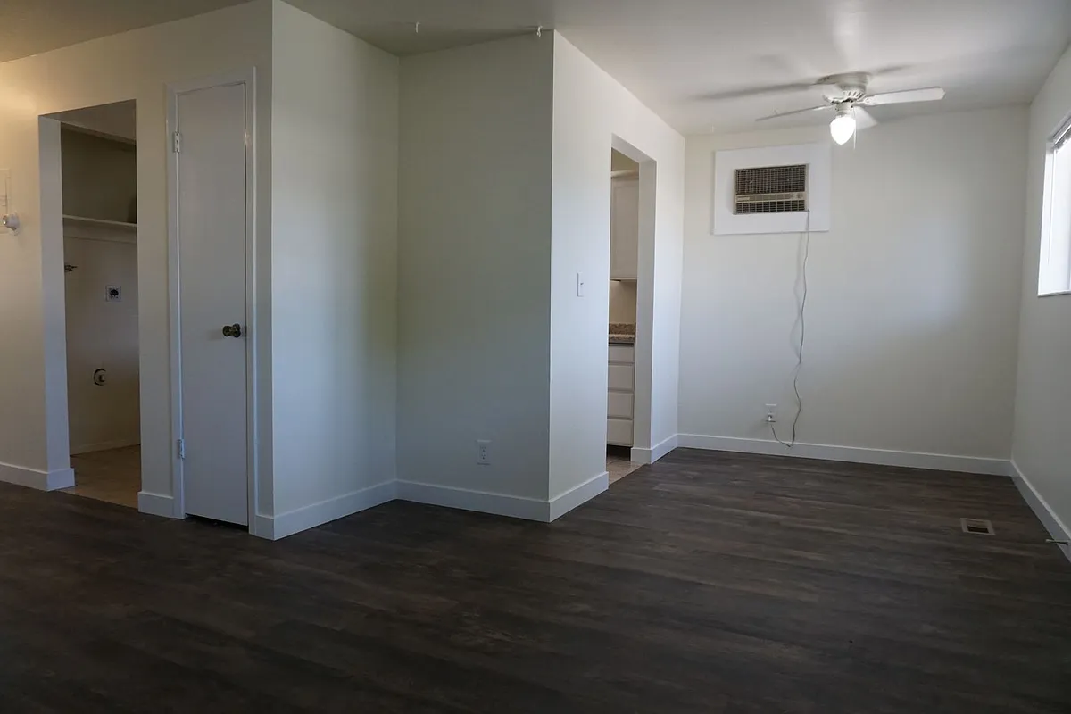 Building Photo - 8281 S Ivy Dr