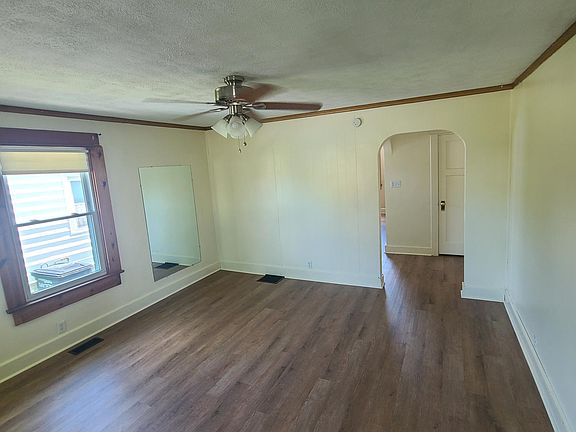 4th image of 4032 Woodbine Ave