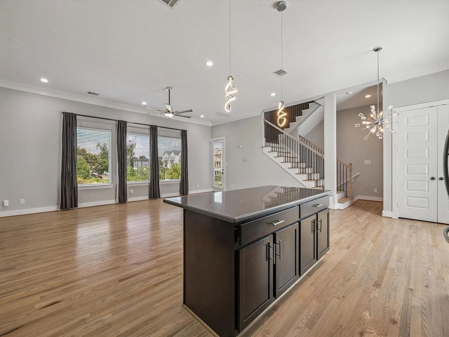 3 bed, 4.0 bath, 1868 sqft, $2,950 — Photo 3