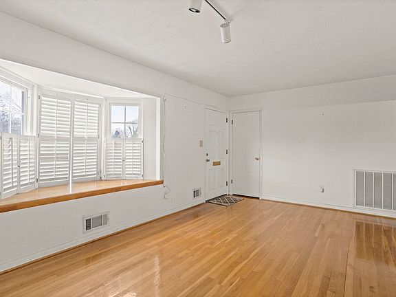 3rd image of 457 Hawthorne Rd