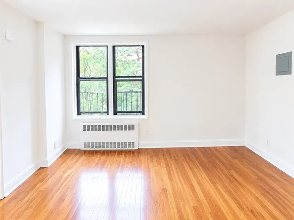 86-16 208th St #3E, Queens Village, NY 11427