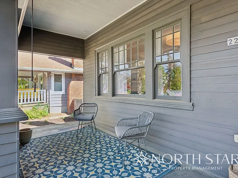2224 NE 46th Ave — Photo 2