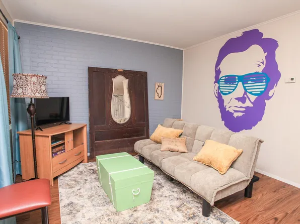 1021 N Jefferson St #1025, Lincoln, IL 62656